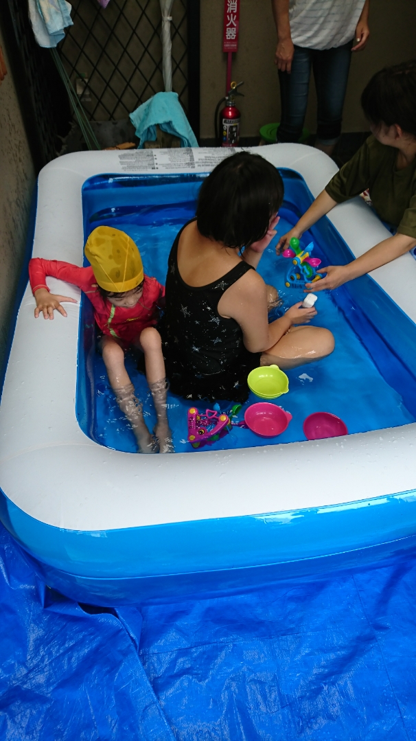 すまいるも水遊び