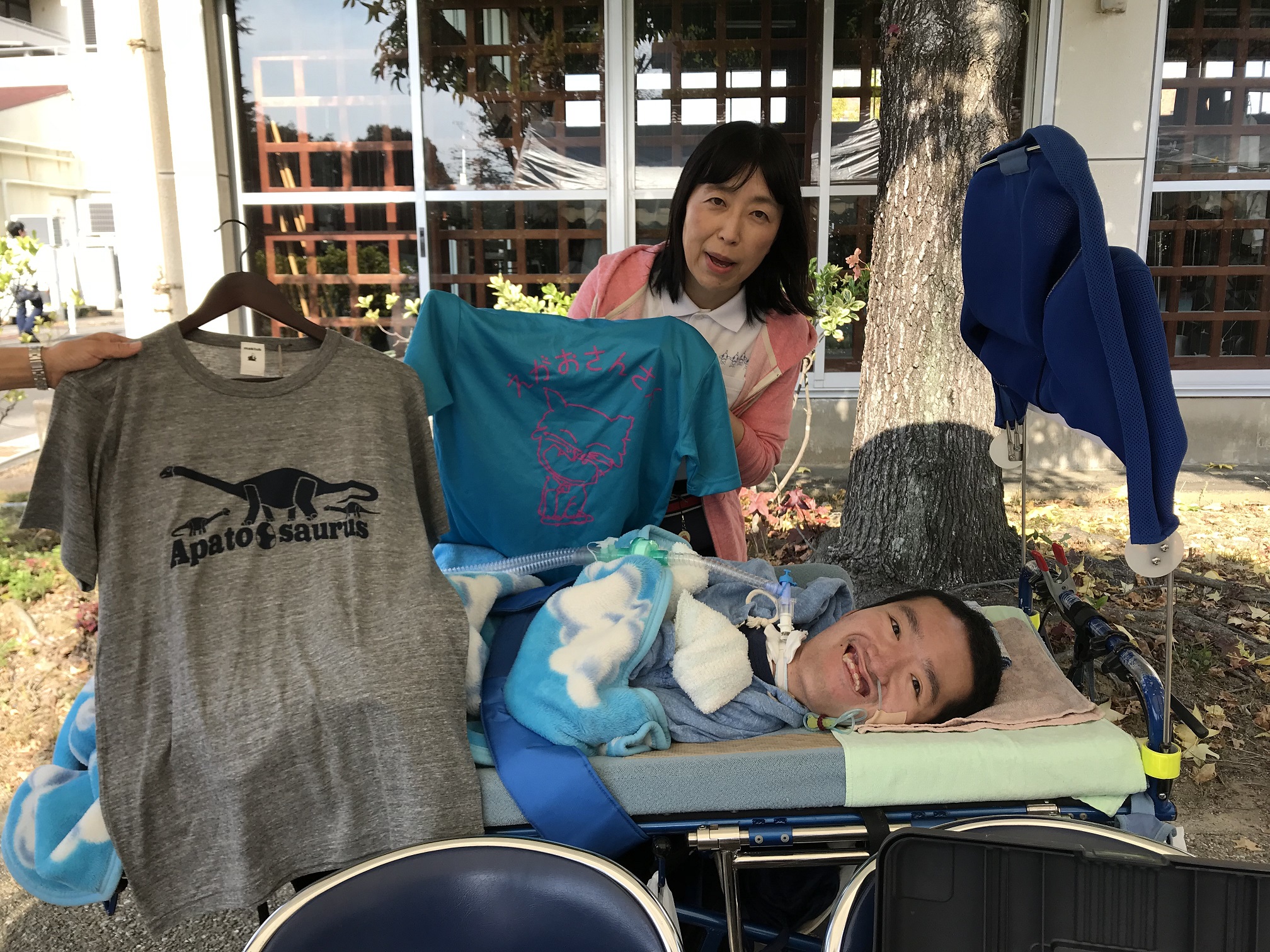 アパトサウルスTシャツとえがおさんさんTシャツ